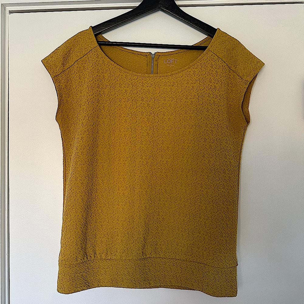 LOFT textured top. Size M